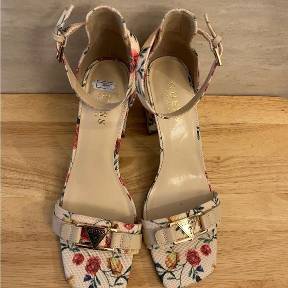 Guess Floral Print High Heels With A Slingback And a Platform Sole. - Picture 1 of 11